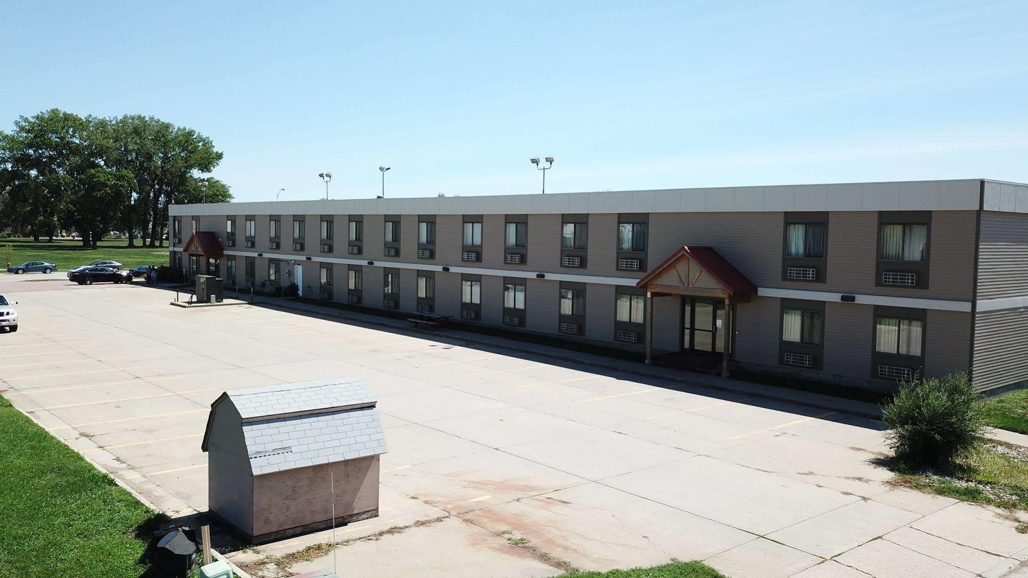 Prairie Inn Vermillion Exterior photo